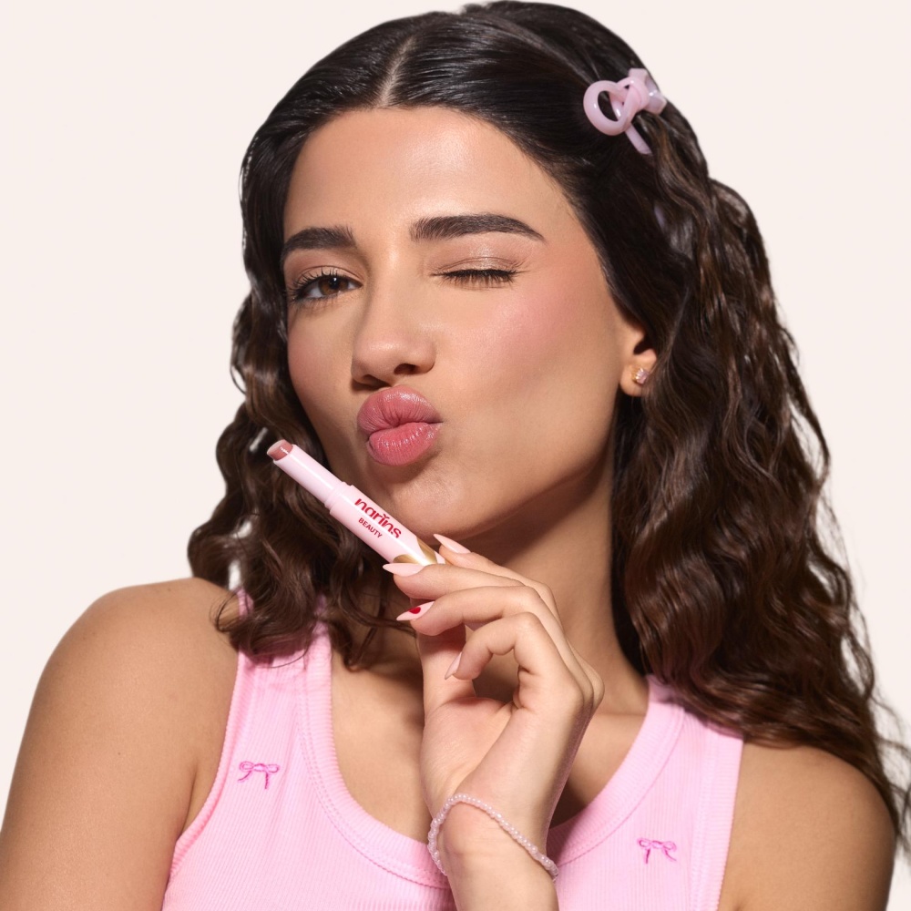 كشفت نارين عمارة، صانعة المحتوى ومؤسسة علامة Narins Beauty، عن أولى منتجات العلامة تحت اسم BunBun Lip Jelly Tint