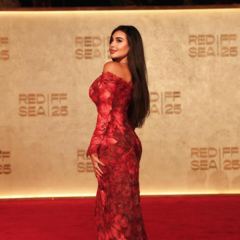 ياسمين صبري بفستان أحمر مفاجئ في مهرجان البحر الأحمر السينمائئ