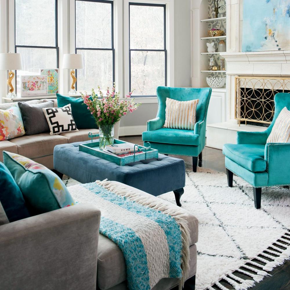 يمكن اختيار درجات حجر الفيروز للكراسي الجانبية المنجدة، لإضافة نقكة محورية مميزة لغرفة المعيشة