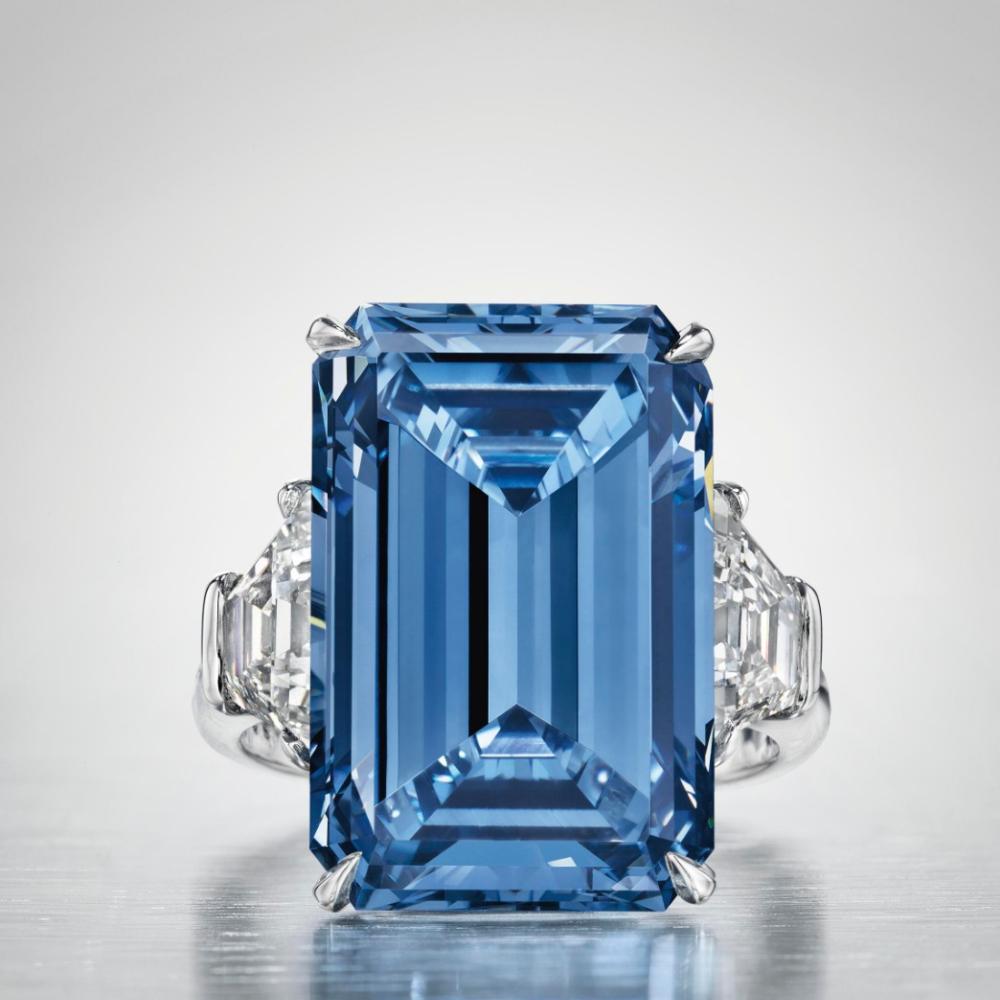 يُعدّ الألماس الأزرق من أندر وأفخم الأحجار الكريمة في العالم،