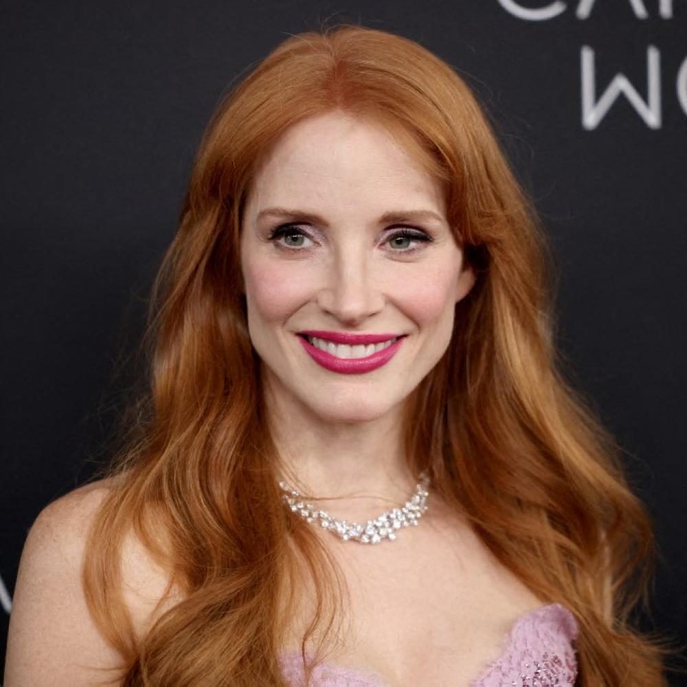 ألوان أحمر الشفاه الوردي بأسلوب Jessica Chastain