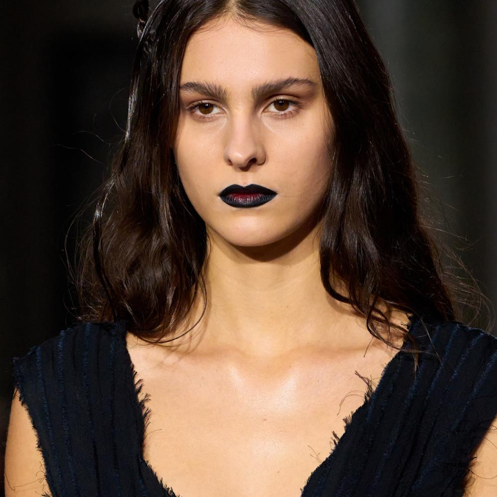 ألوان احمر الشفاه السوداء والاومبريه من دار Torishéju