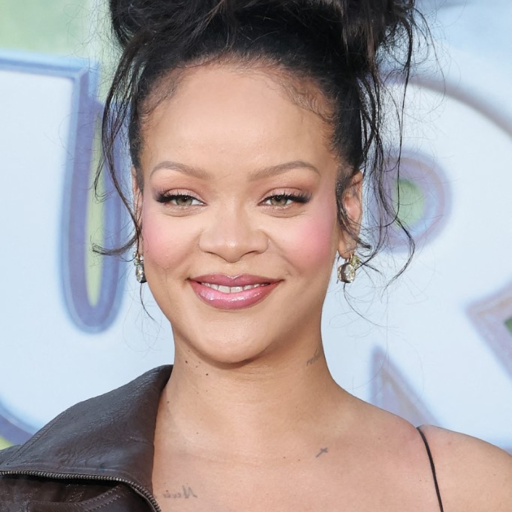 ألوان البلاشر الزهري مع التموجات المات بأسلوب ريهانا