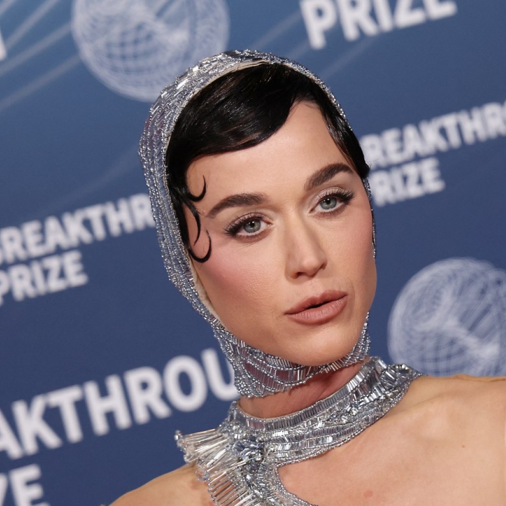  إطلالة Katy Perry برسمات الظلال البيضاء