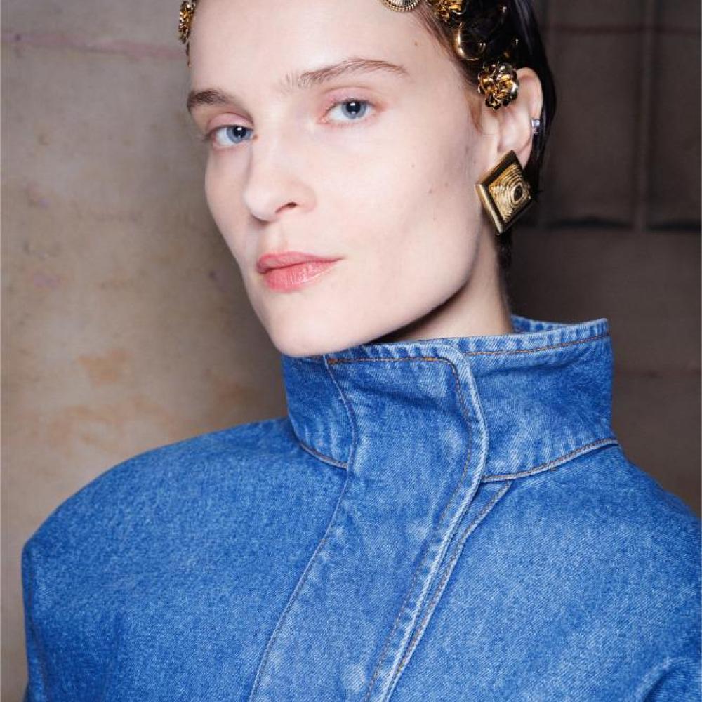 تسريحات شعر مبللة مع اكسسوارات شعر ذهبية من دار Marine Serre