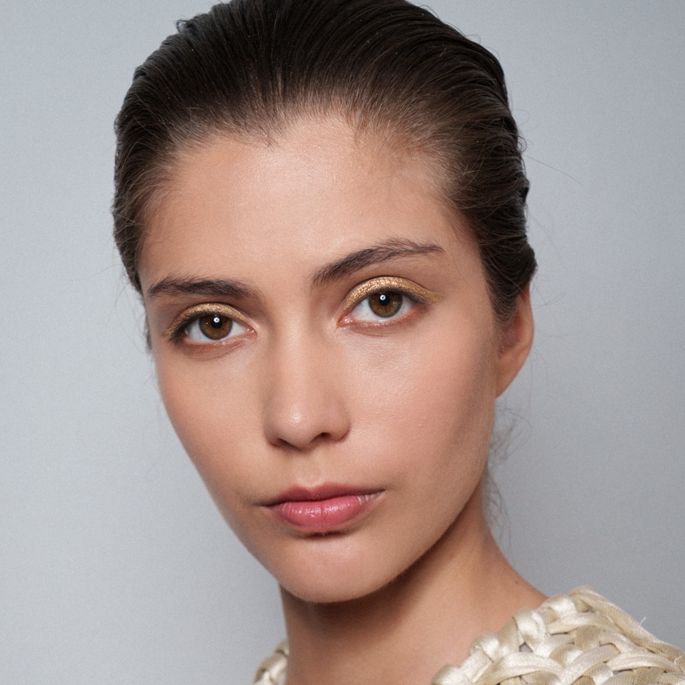 رسمات المكياج الذهبي الفاتح من دار Rami Al Ali