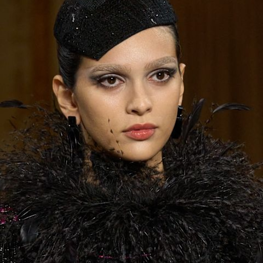 عارضة دار Armani Prive