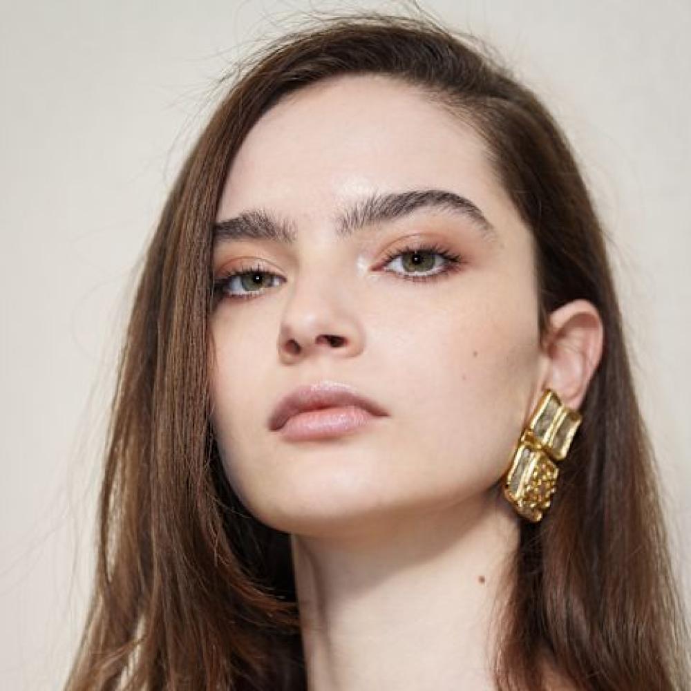 عارضة دار Elie Saab  بمكياج ربيع صيف 2026