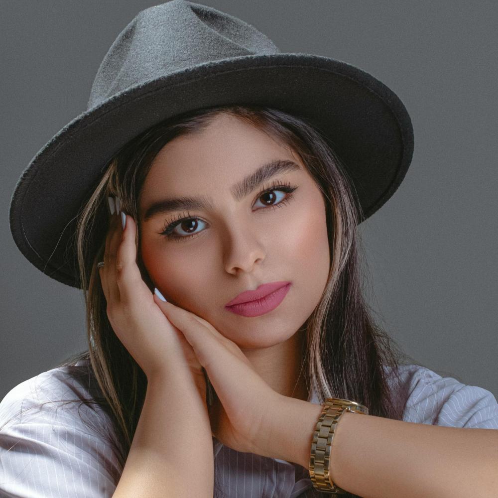 فوائد وسادة الحرير وكيف تقلل التجاعيد أثناء النوم