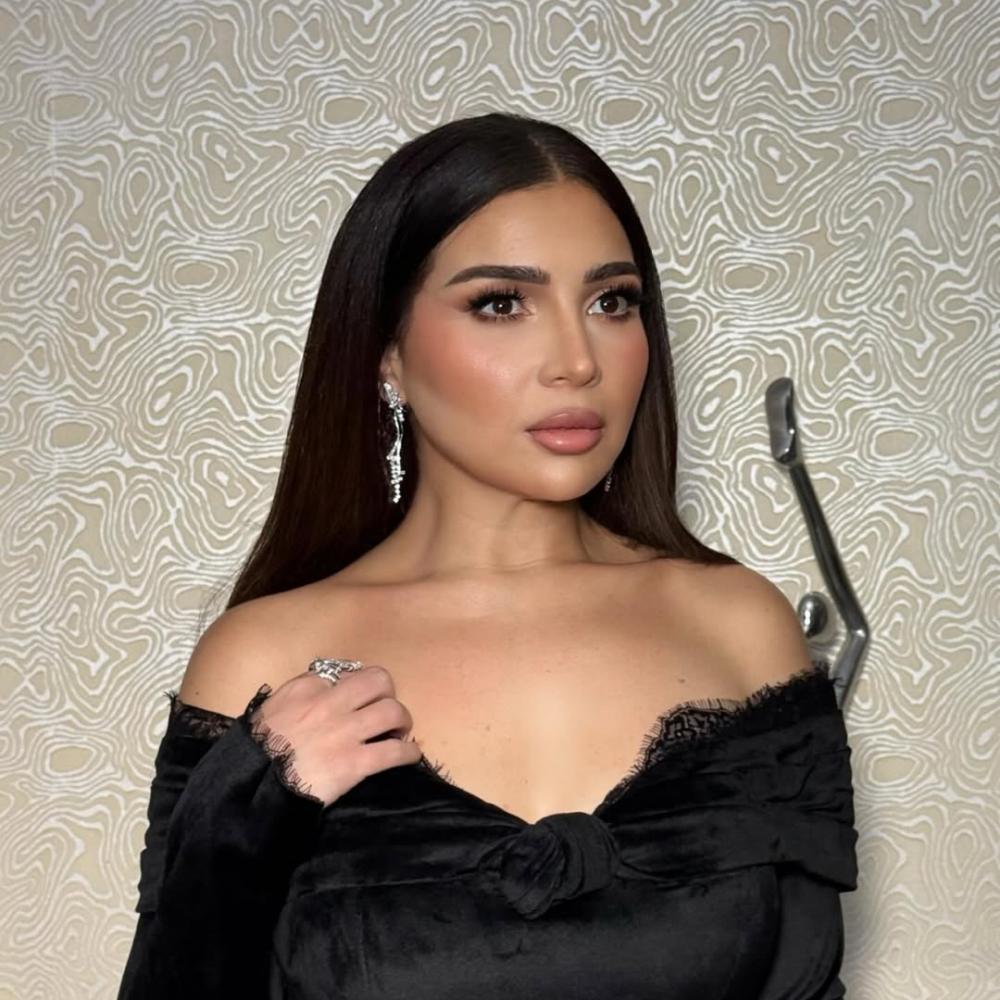 مي عز الدين بإطلالة "العروس" المتجددة