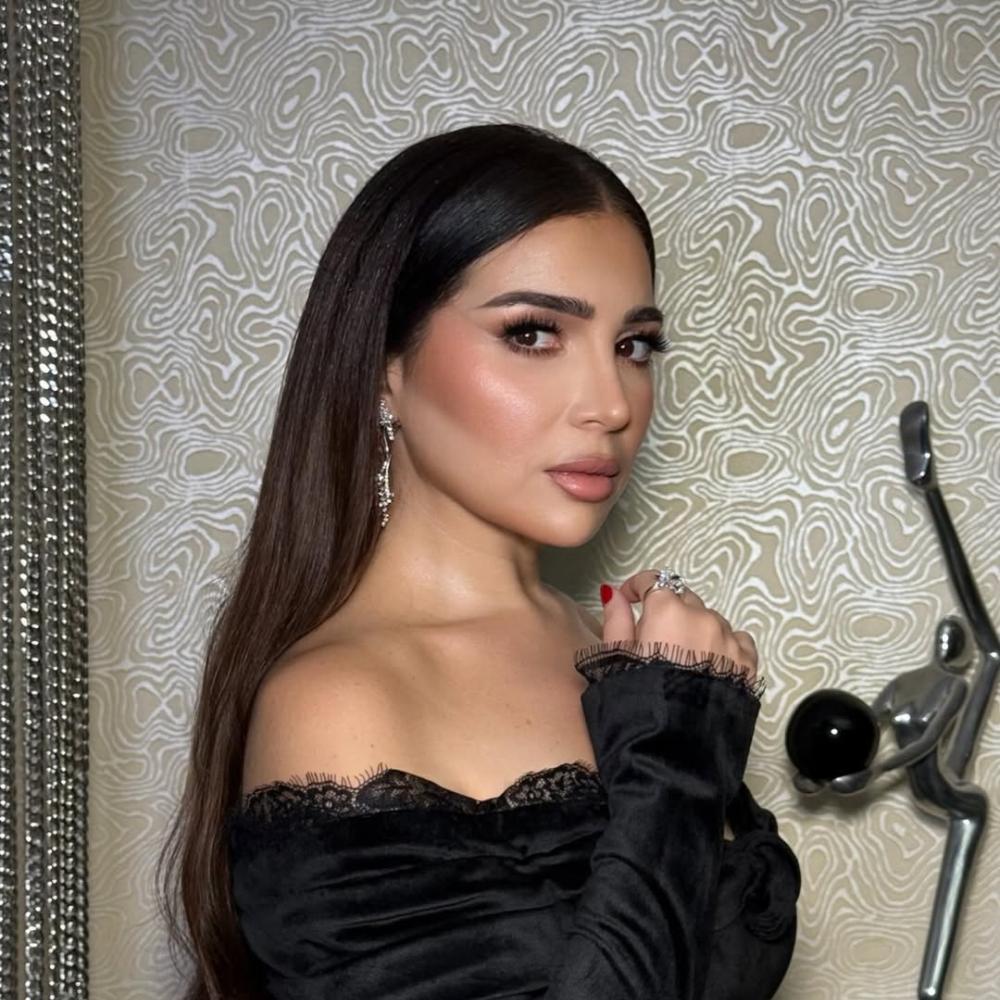 مي عز الدين بإطلالة "العروس" المتجددة