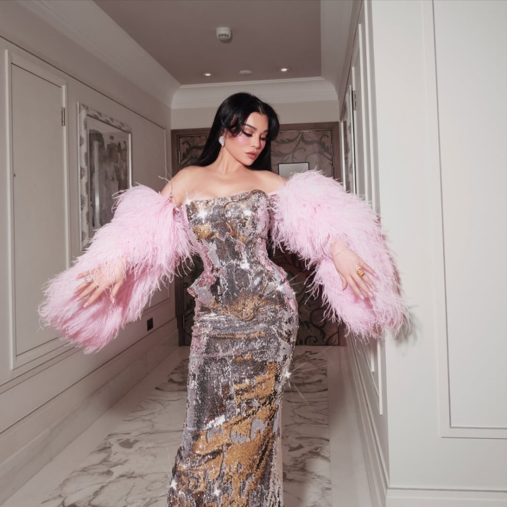 هيفاء وهبي بالفستان المعدني الفضي الكورسيه من تصميم رامي سلمون في حفلها مؤخرا بالسعودية