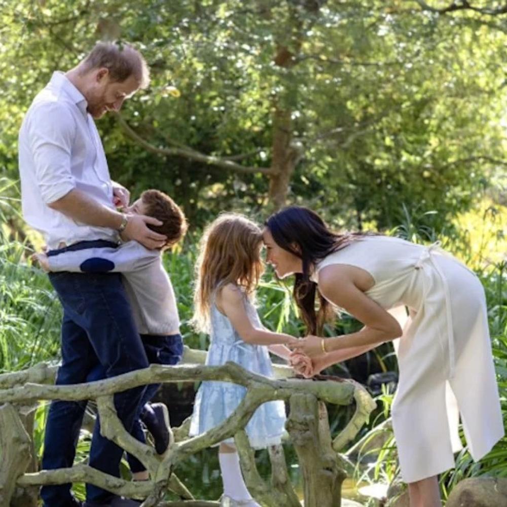 الأمير هاري وميغان ماركل يخطفان الأنظار ببطاقة عيد الميلاد لعام 2026