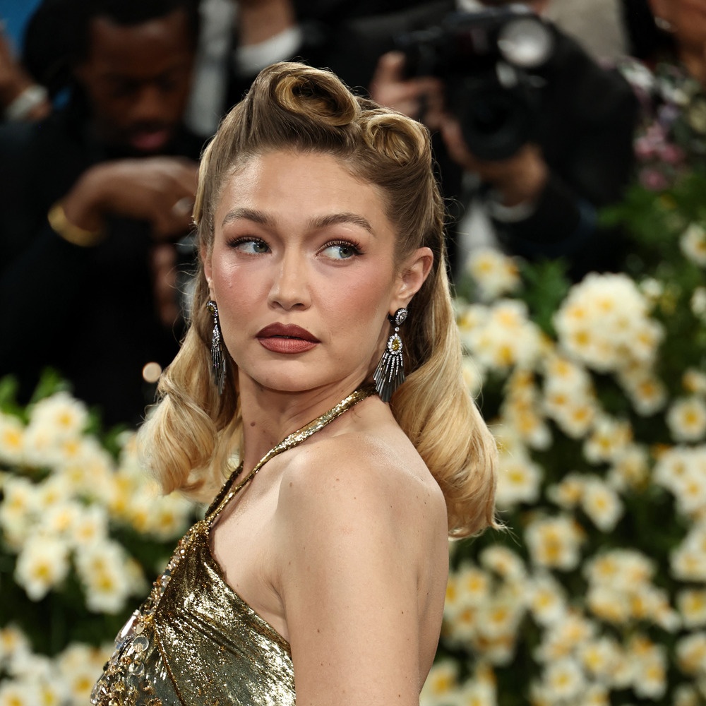 صيحات جمالية غريبة وجريئة برزت عام 2025 بأسلوب النجمات العالميات