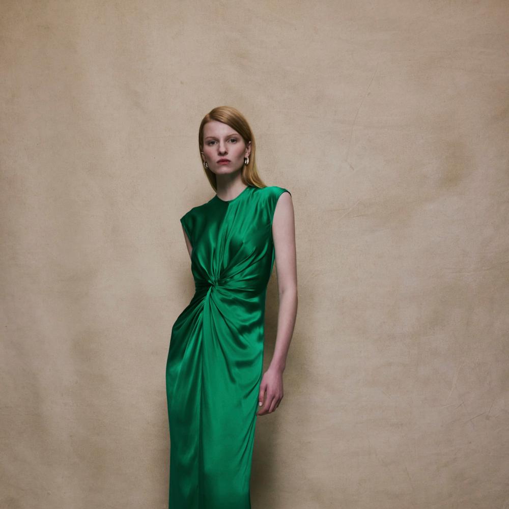 الفساتين الخضراء تلهمك بأجدد صيحات الموضة لمناسبات نهاية العام