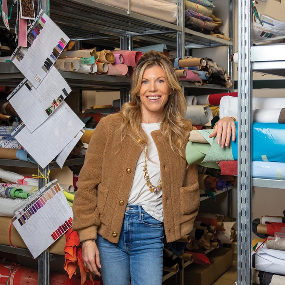 تتمسّك "تايلر إليس" Tyler Ellis، المديرة الإبداعية والرئيسة التنفيذية لعلامة الحقائب الفاخرة التي تحمل اسمها، بجذور إرث لم تعشه بذكرياته المباشرة. 