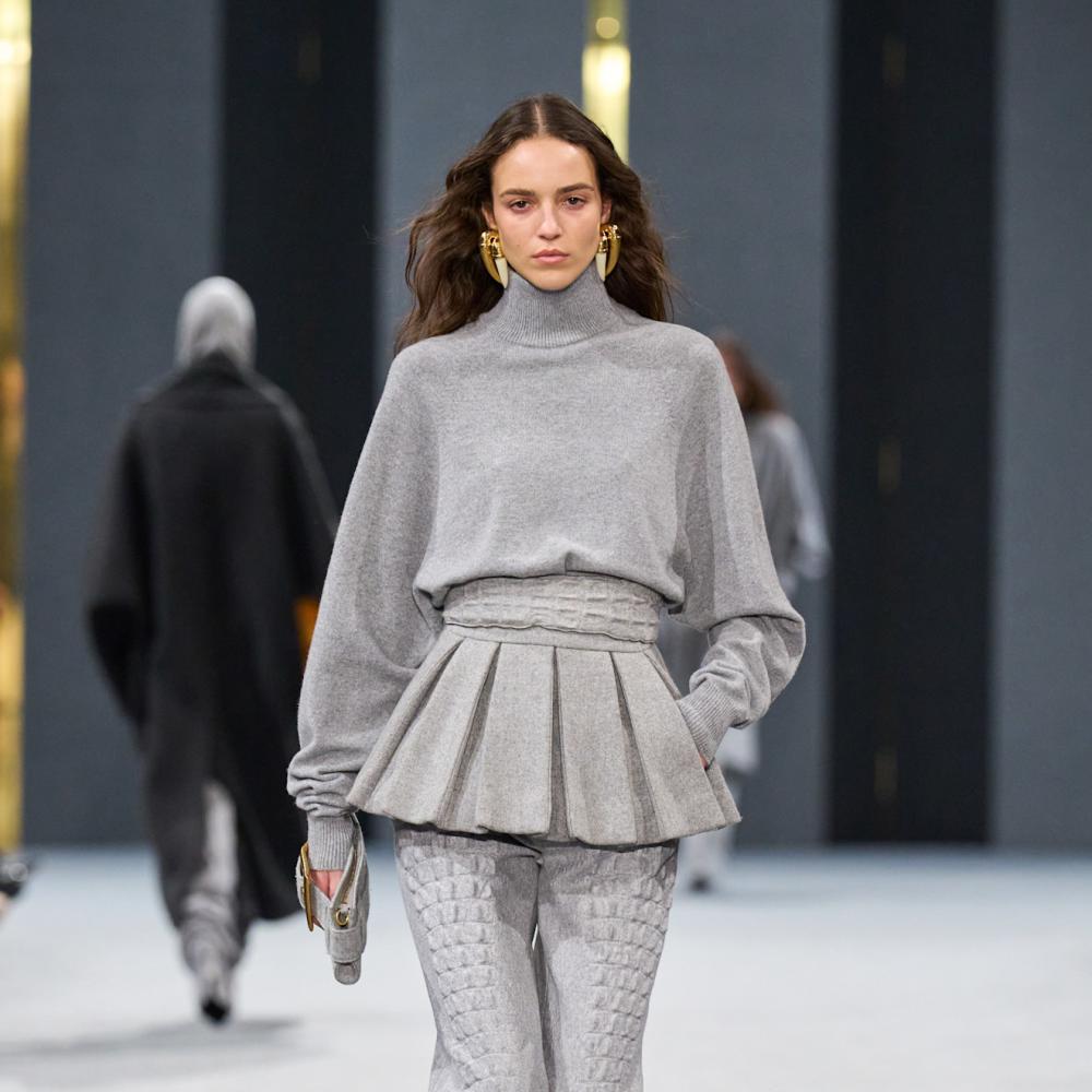 الرمادي نجم الأناقة في شتاء 2026