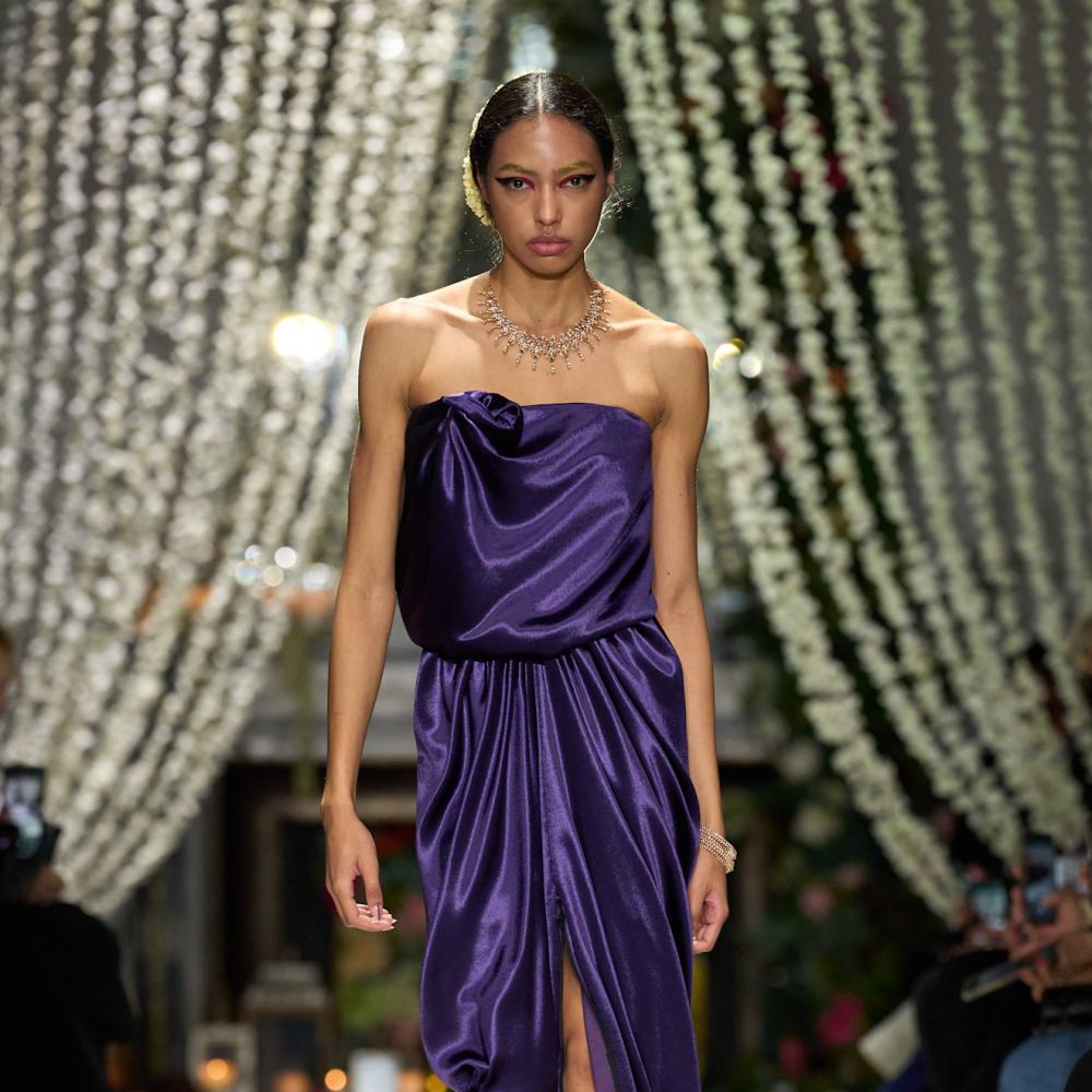 موضة الفساتين البنفسجية الداكنة في موسم الأعياد