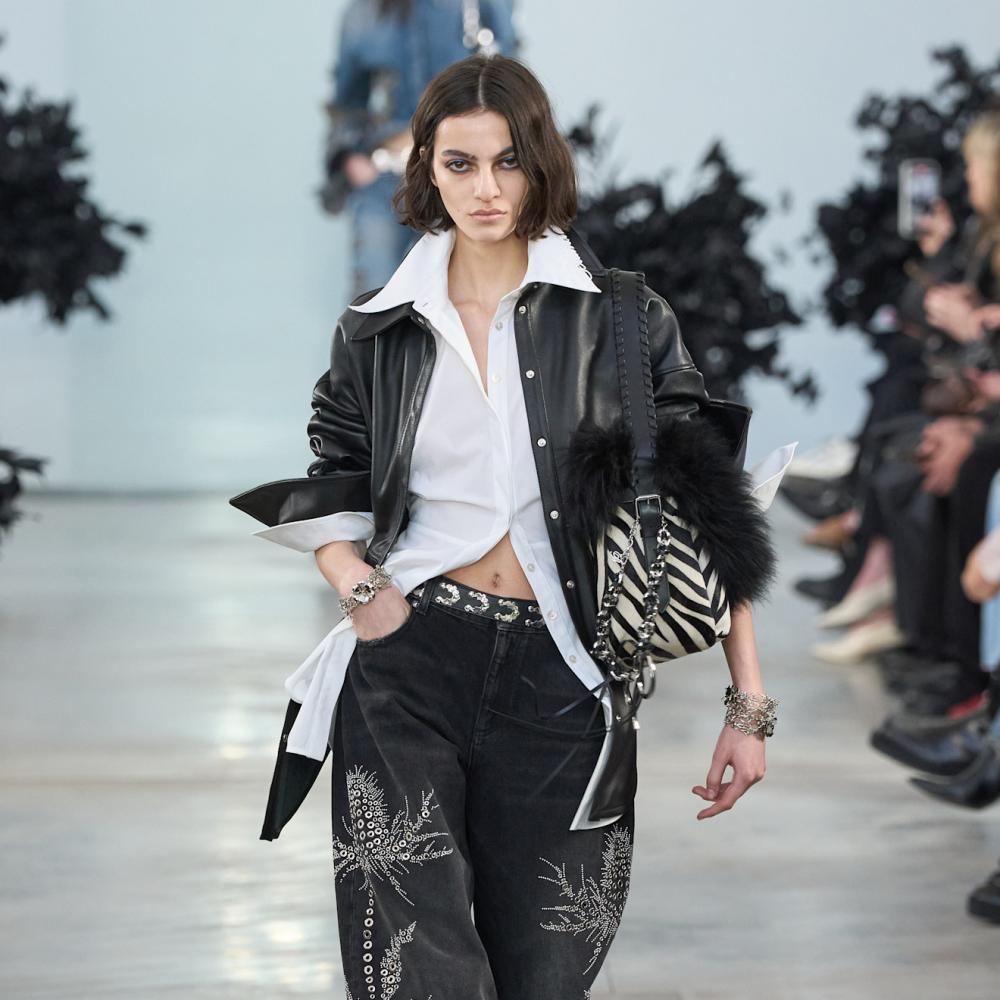 إطلالة مسائية معاصرة مع تنسيق Blumarine للسروال المطرز 