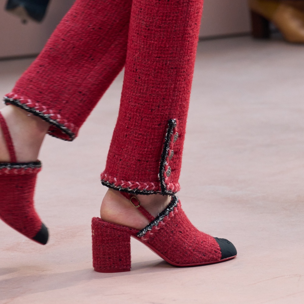 تنسيق بين البنطلون مع الكعب من Chanel 