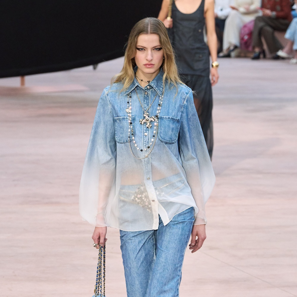 وداعاً لبناطيل الجينز الكلاسيكية في شتاء 2025