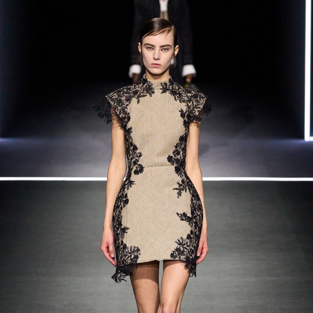 3 صيحات من خريف وشتاء 2025 تنحت الخصر وتبرز جمال جسم الساعة الرملية