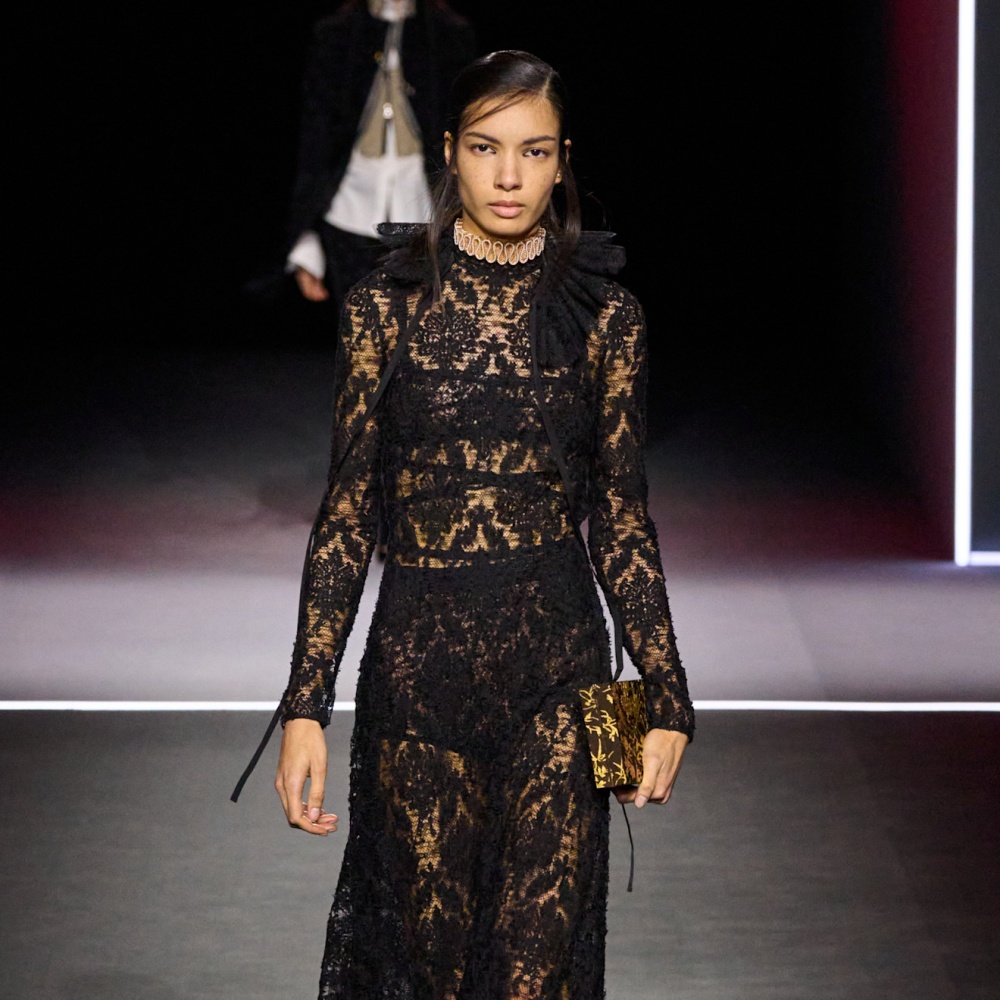 عودة الفخامة الكلاسيكية إلى الموضة في شتاء 2026 من خلال قماش الدانتيل