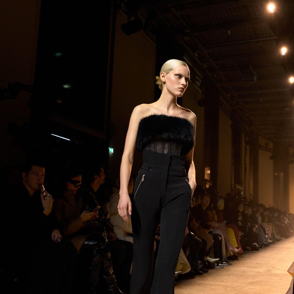 الجمبسوت في موسم أعياد 2025 من Elie Saab