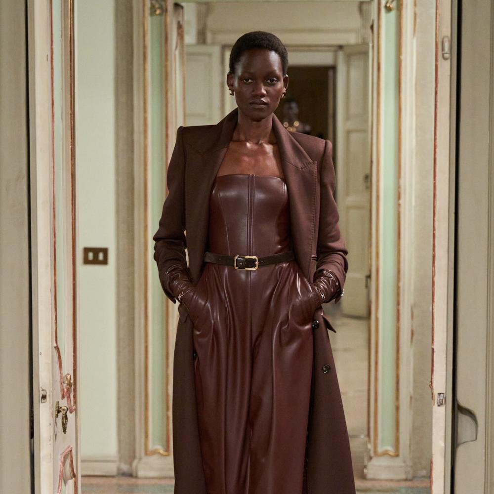 إطلالة أنيقة باللّون البني من Elisabetta Franchi