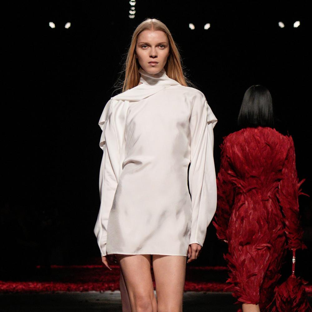 إطلالة بالأبيض من Ferragamo