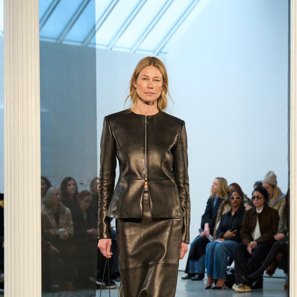 صيحة بدلات التنورة... أناقة كلاسيكية بنَفَس معاصر