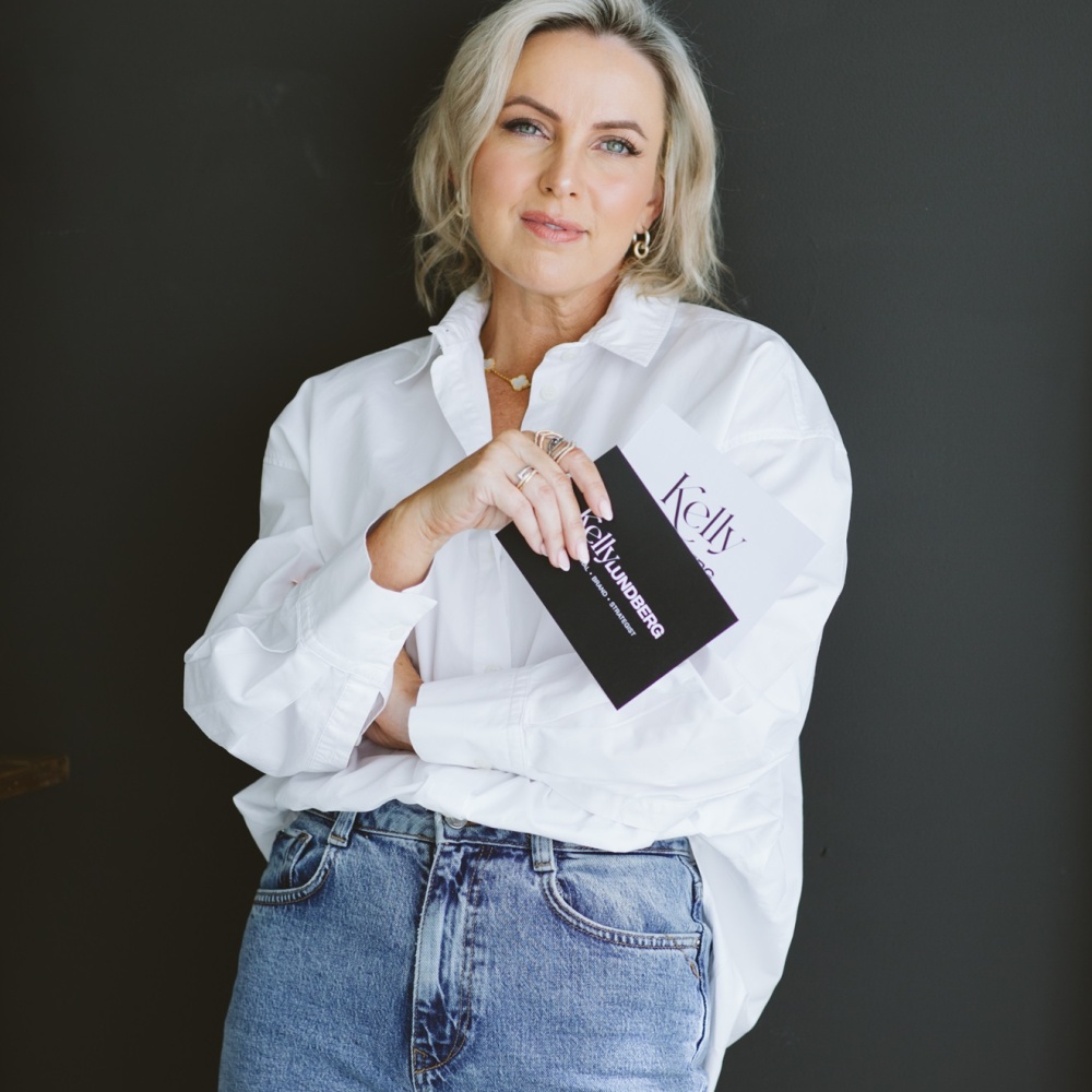 "كيلي لندبرغ" Kelly Lundberg، الكاتبة الأكثر مبيعًا، والمتحدثة في TEDx، وخبيرة عالمية في بناء العلامة الشخصية