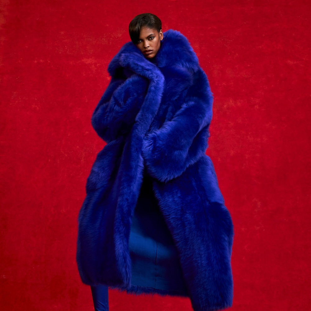 موضة المعاطف النيلية إطلالات ساحرة تمزج بين الكلاسيكية والدفء