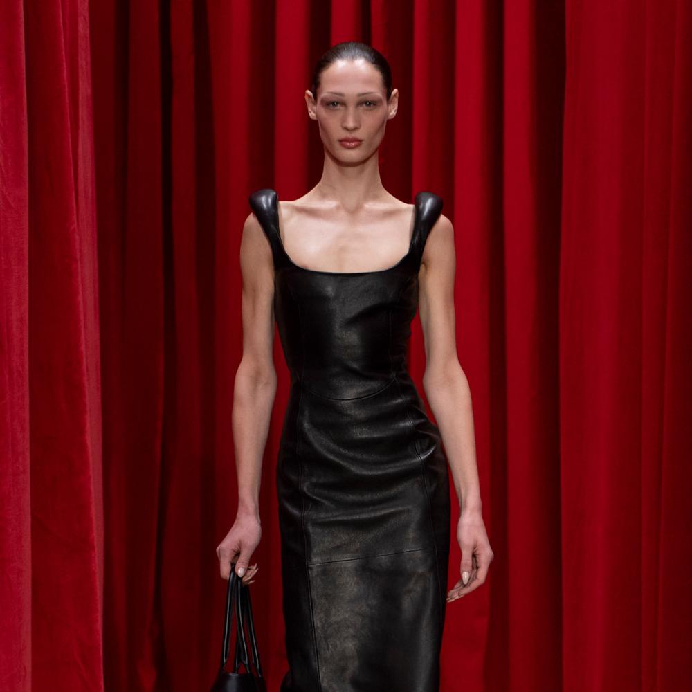 صيحة فساتين الجلد 