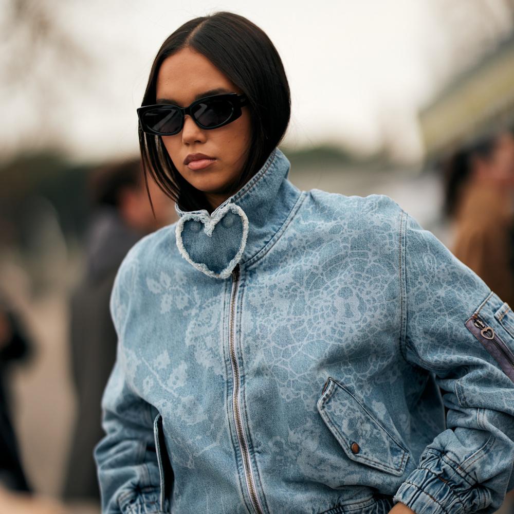 إطلالة بقماش الدنيم من Street style