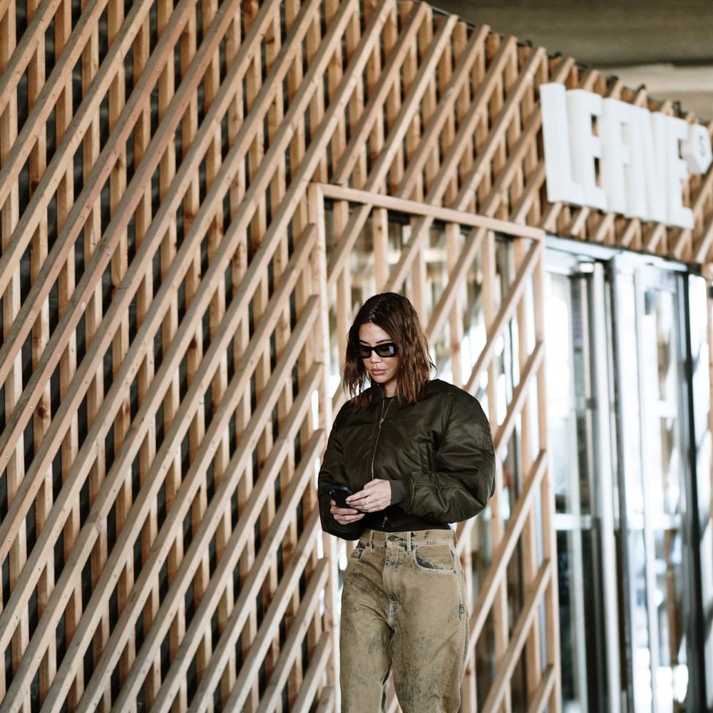 الجاكيتات الـBomber البنية بأسلوب Street style