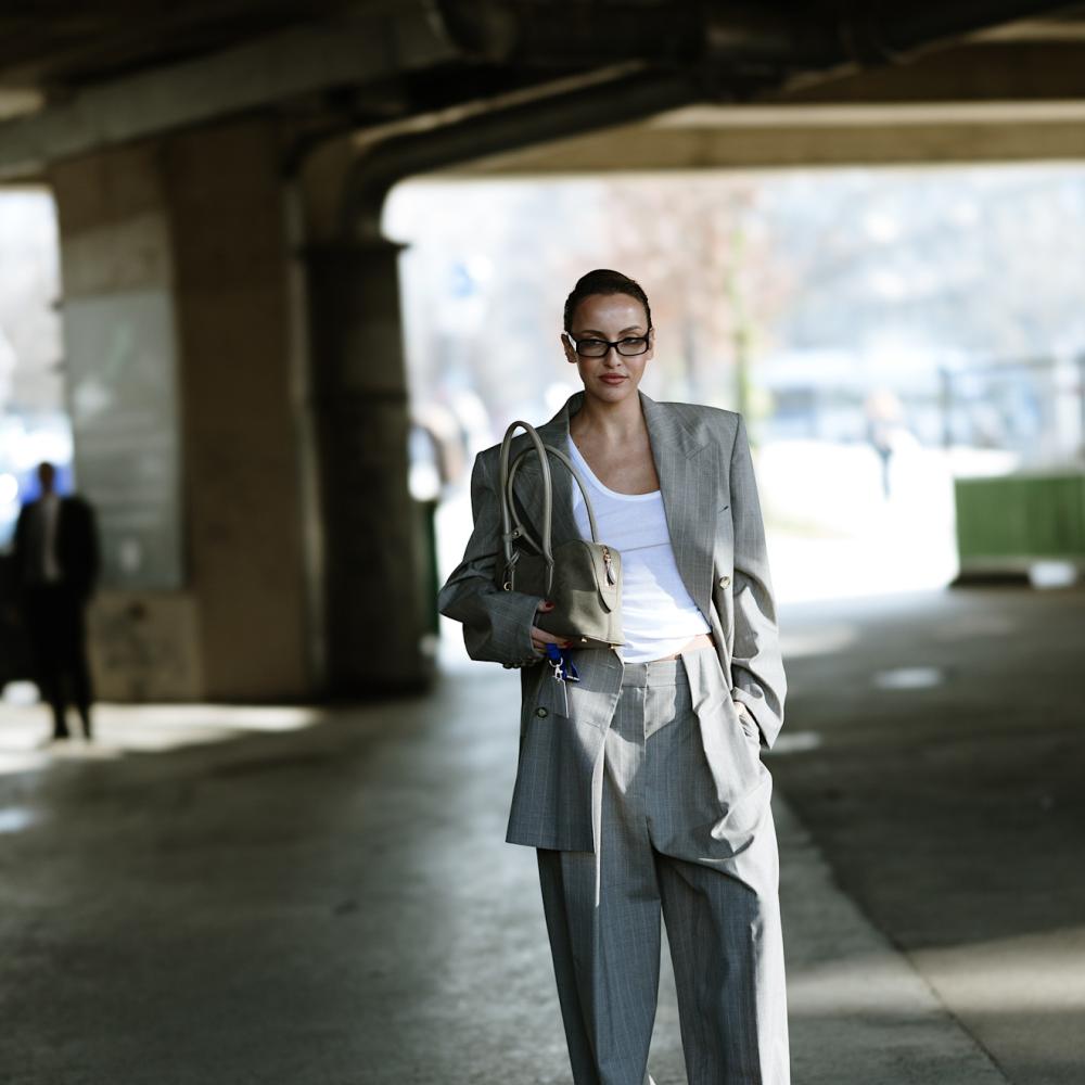 اللّون الرمادي لشتاء 2026 في إطلالة من Street style