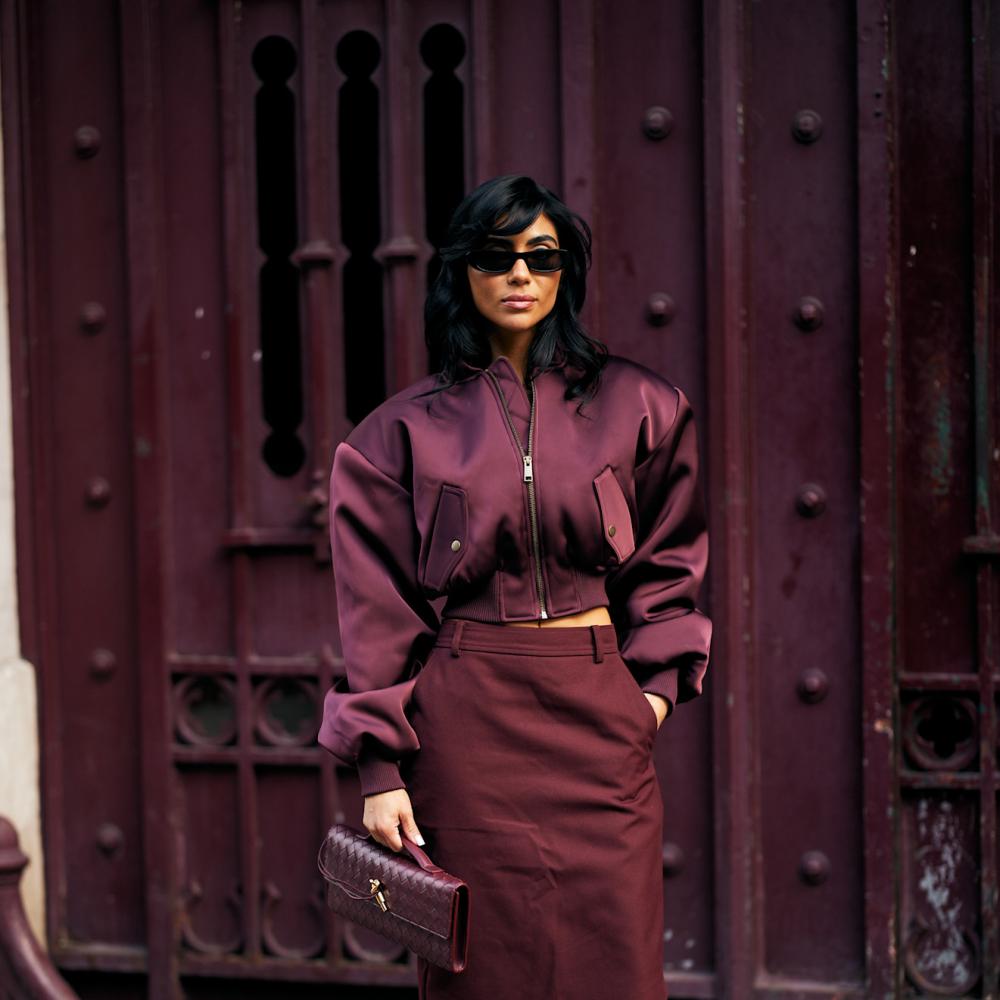 إطلالة من Street style باللّون العنابي