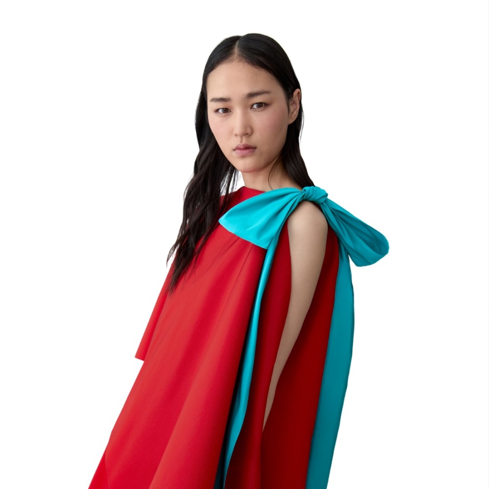 كارولينا هيريرا تجمع الأناقة الكلاسيكية بالعصرية المرهفة في مجموعة ريزورت 2026