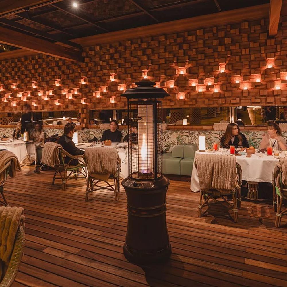 عشاء استثنائي في أحضان نجوم العلا… دليلك لأفضل المطاعم الفاخرة في العلا مع انطلاقة 2026  