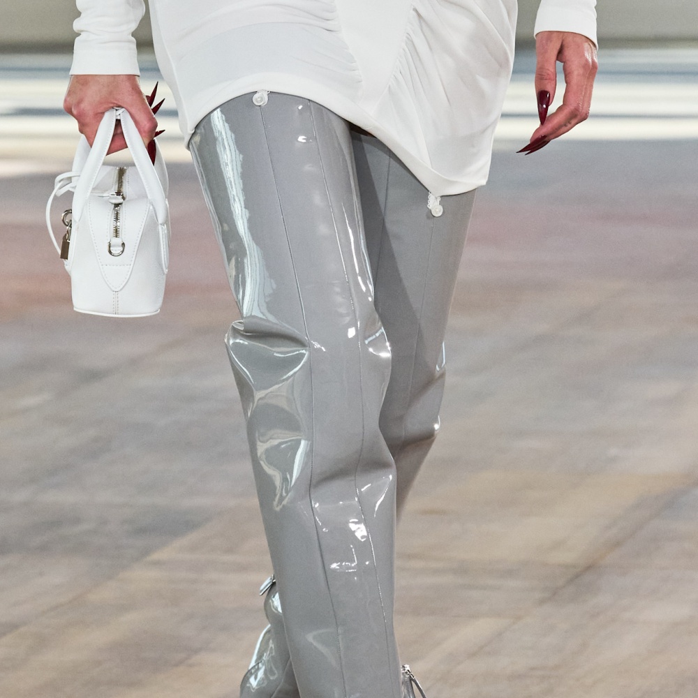  حقيبة باللون الأبيض وحذاء رمادي من Stella Mccartney