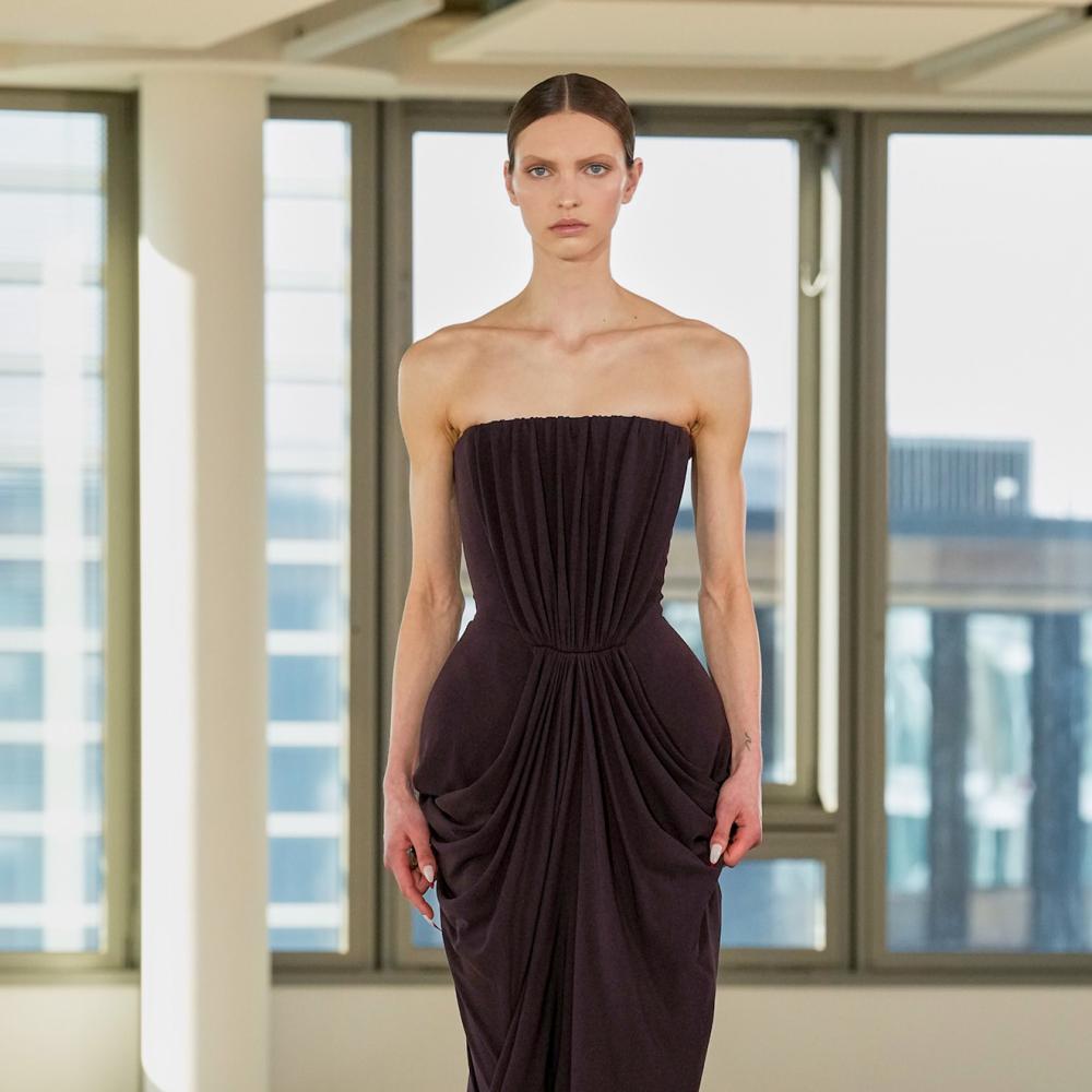 فساتين طويلة تليق بسهرة رأس السنة