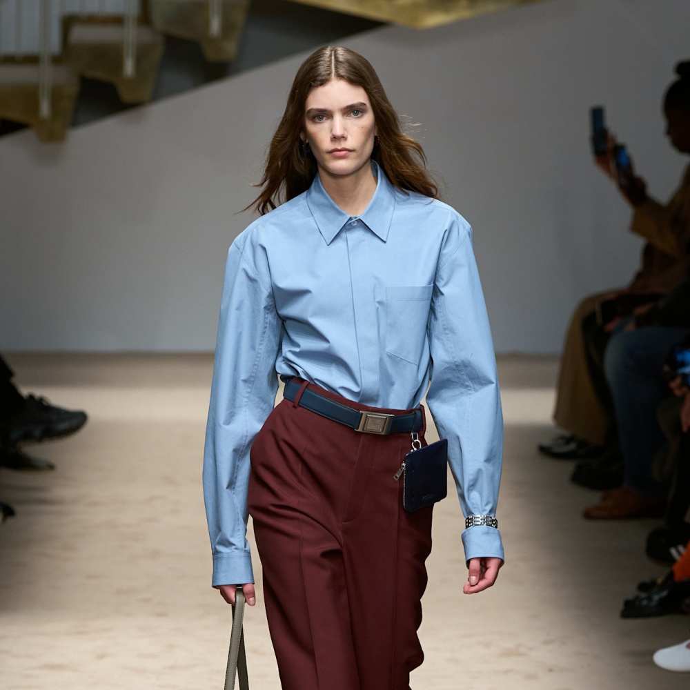 موضة البنطلون البرغندي تزيّن إطلالاتك المقبلة هذا الشتاء