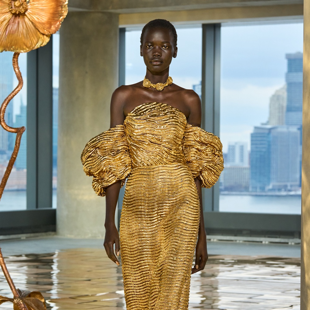 الفستان الذهبي نجم لامع على منصات عروض شتاء 2026