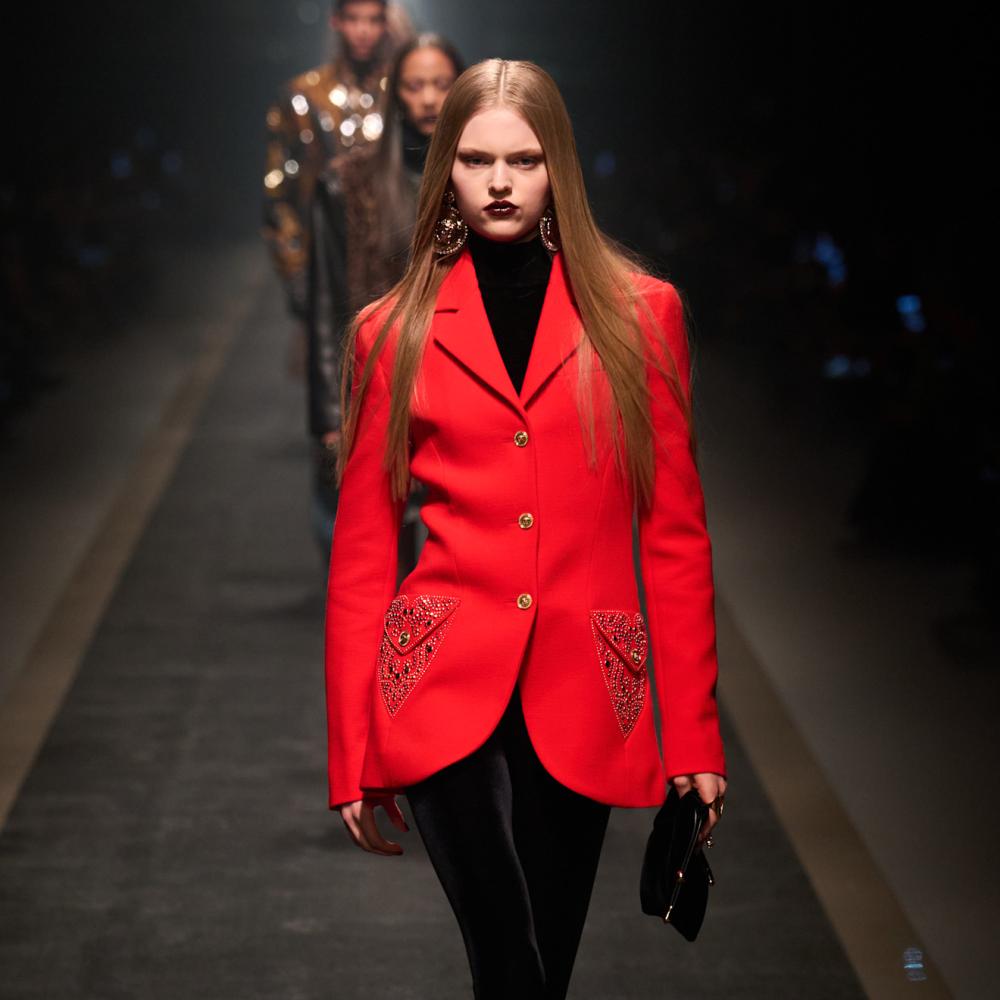 تنسيق اللّون الأحمر مع الأسود بأسلوب Versace