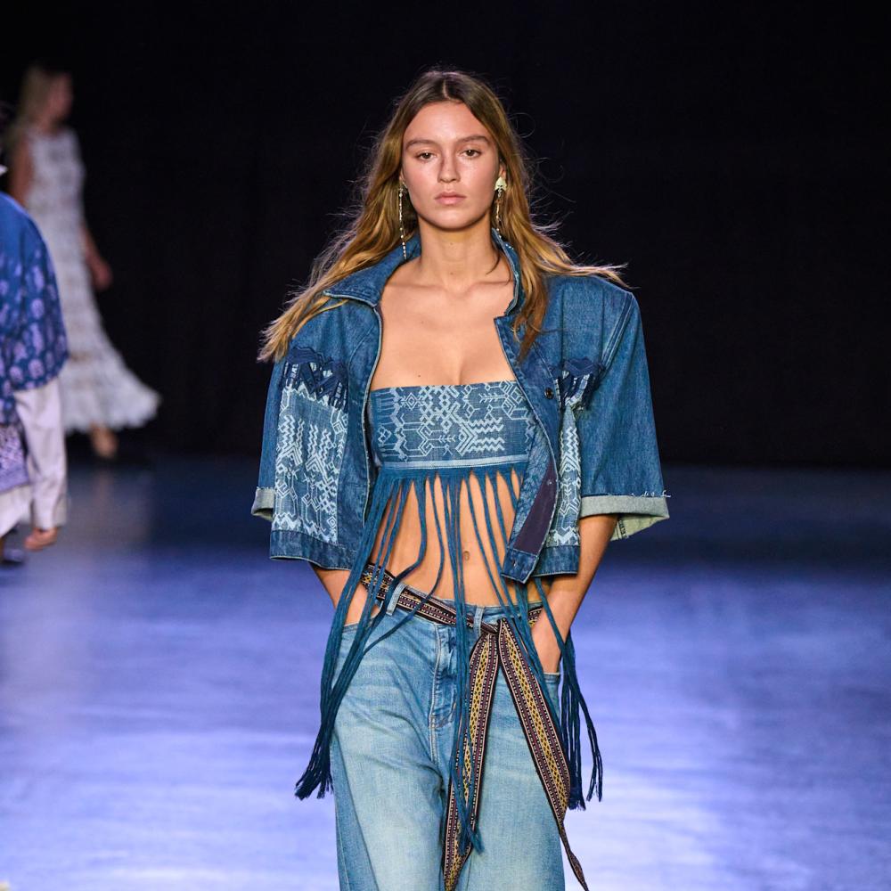 إطلالة من Vivienne Tam