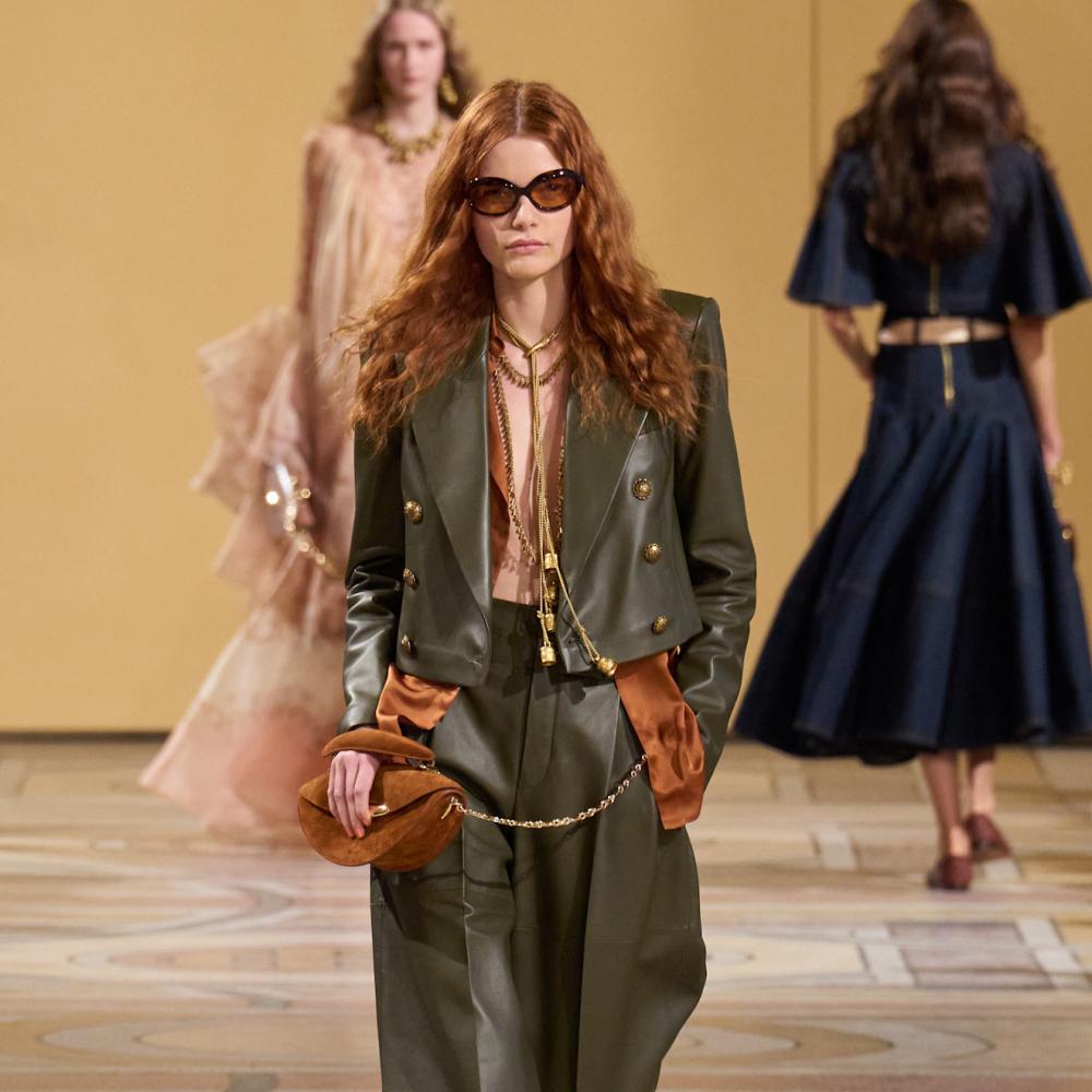 تنسيق السروال الجلد بأسلوب عصري من Zimmermann