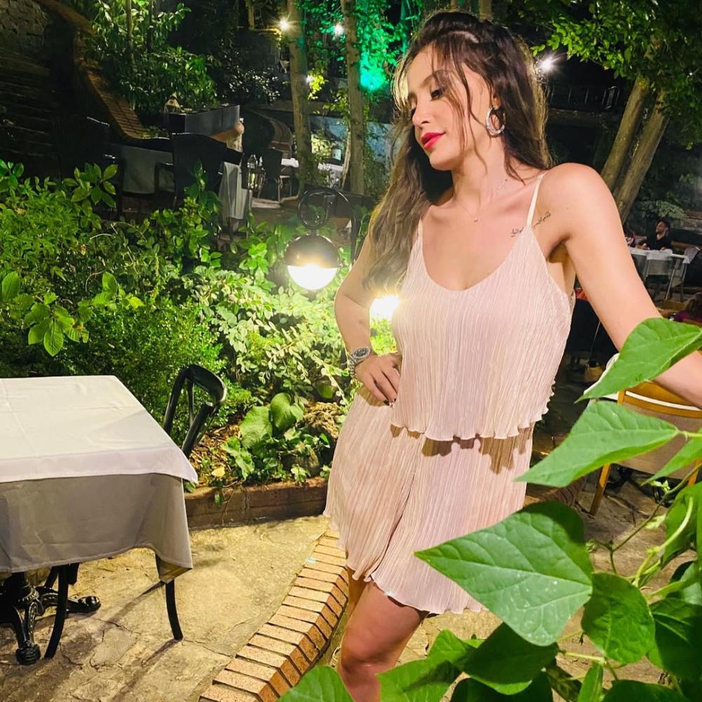 مرام علي بطقم شورت وبلوزة