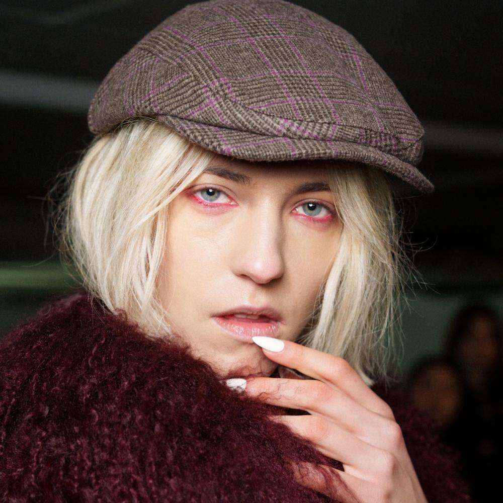 إستعدّي للجرأة مع  ألوان المناكير المشرقة على أظافرك في إطلالات الشتاء