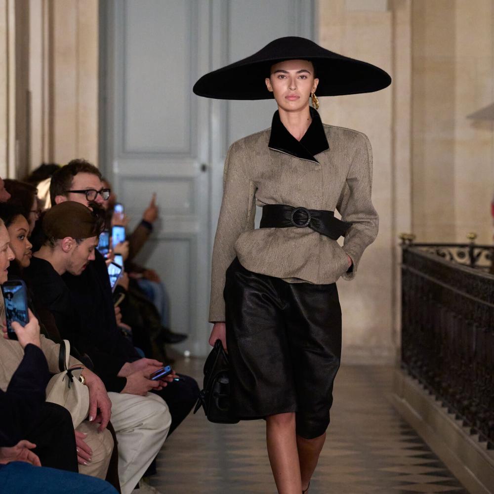 أميرة الزهير خلال مشاركتها في عرض Jacquemus ضمن أسبوع الموضة في باريس 20